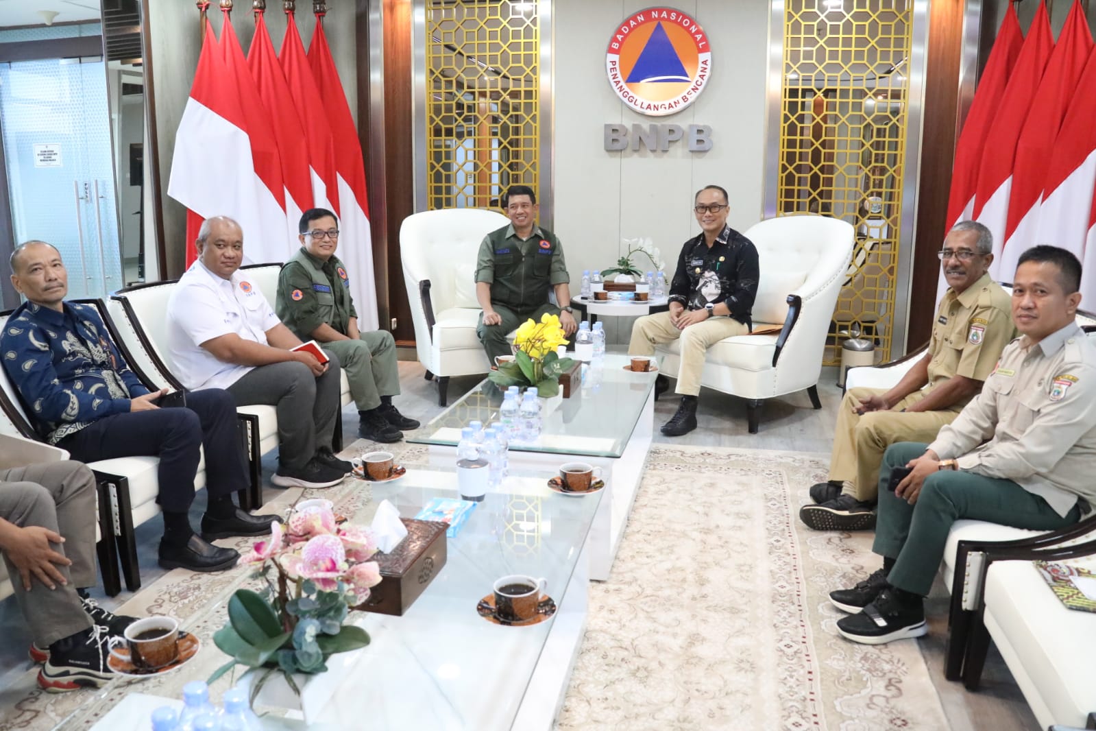 Kepala Badan Nasional Penanggulangan Bencana (BNPB) Letnan Jenderal TNI Suharyanto, S.Sos., M.Si. (rompi hijau dengan kemeja hijau) bersama jajaran Pejabat Tinggi di Lingkungan BNPB menerima kunjungan kerja Pj Gubernur Sulawesi Barat Prof. Zudan Arif Fakrulloh, Kepala Pelaksana BPBD Provinsi Sulawesi Barat dan Kepala Bidang Rehabilitasi dan Rekonstruksi BPBD Provinsi Sulawesi Barat di Graha BNPB, Jakata, pada Selasa (18/7).